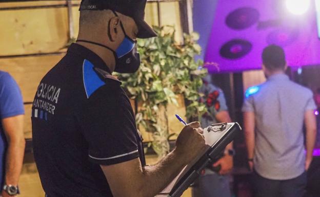 La Policía sorprende a 28 clientes en el interior de un bar a las tres menos cuarto de la madrugada