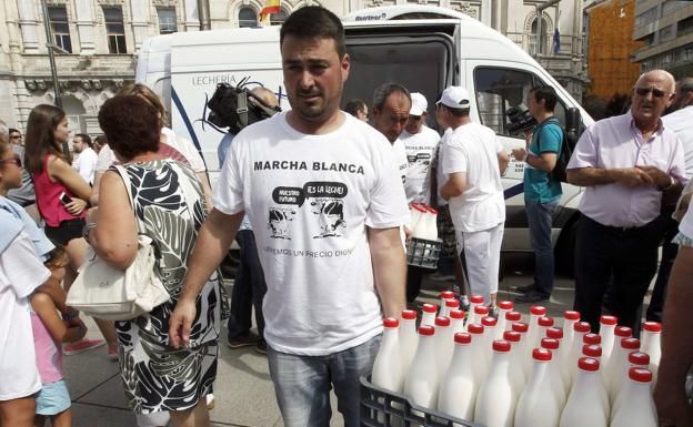 Los ganaderos cántabros protestarán el 2 de agosto para exigir unos precios justos por la leche