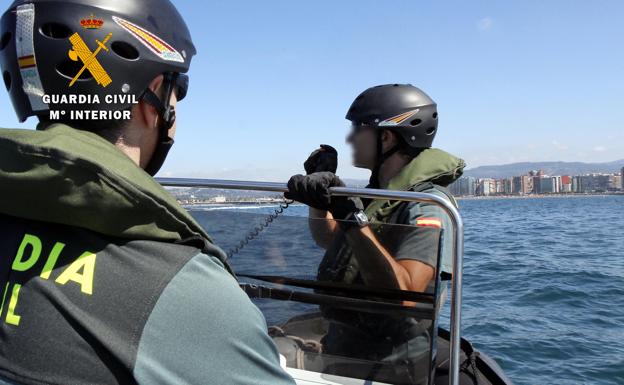 Se lanzan al agua para evitar ser detenidos tras sustraer una embarcación en Puertochico