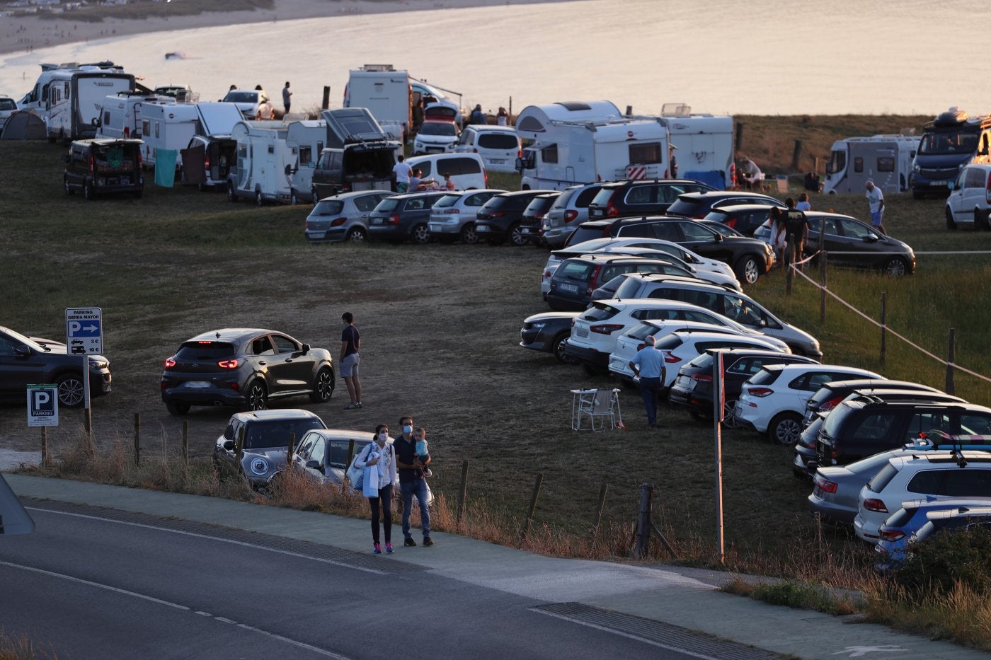 Las caravanas siguen llegando masivamente a Oyambre mientras se ultima su regulación