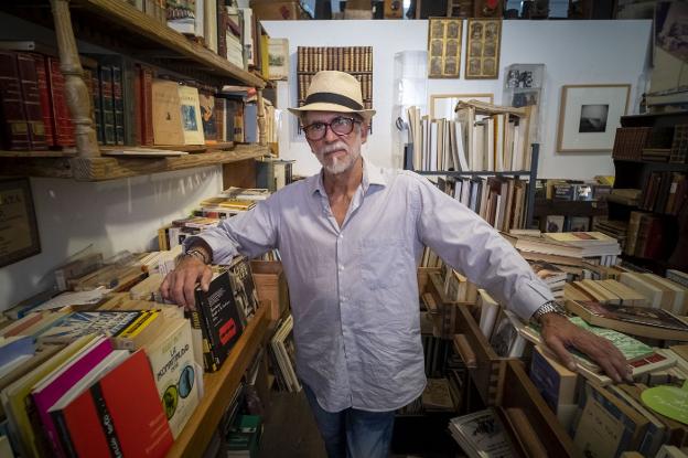 Francisco Roales: «Todo es inmediato, ya casi no se valora el tacto de un libro, su olor, su tipografía»