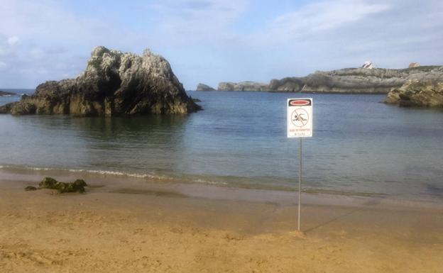 Cierran parte de la playa de San Juan de la Canal tras quejas de bañistas por picores