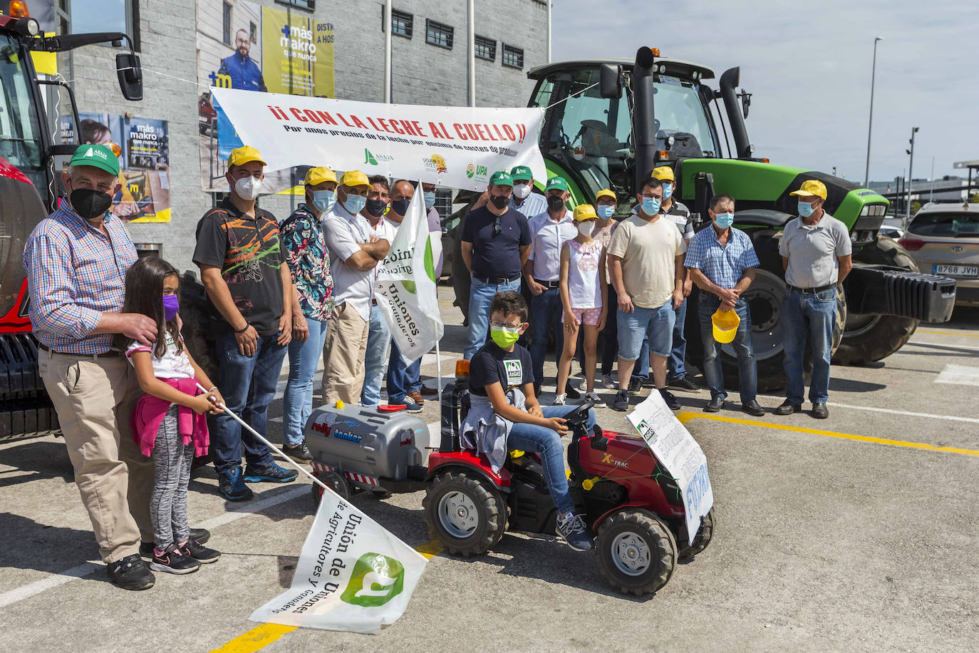 Los ganaderos cántabros protestan por el bajo precio de la leche