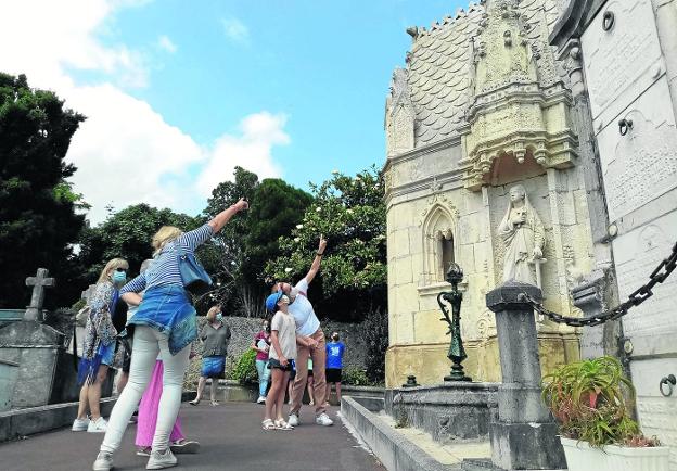 Ballena, arte funerario e historia al aire libre