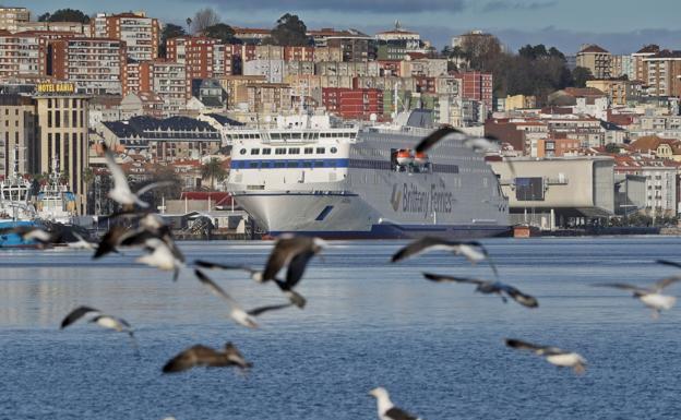 Los turistas británicos vacunados podrán seguir viajando a España sin cuarentena a su regreso