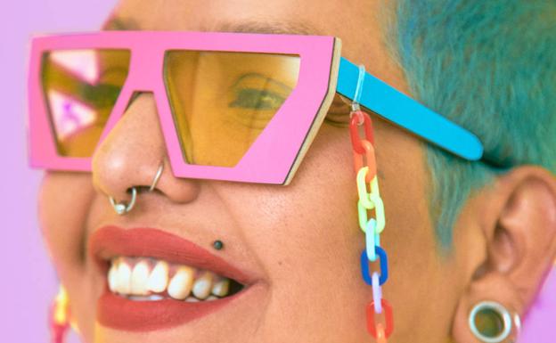 Okuda lanza una colección de gafas de sol fiel a su colorida personalidad