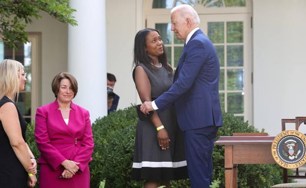 Biden condecora a la Policía que defendió el Capitolio