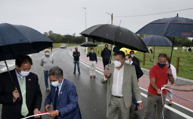 La carretera de Loredo a Langre se renueva y ya tiene operativo su paseo peatonal