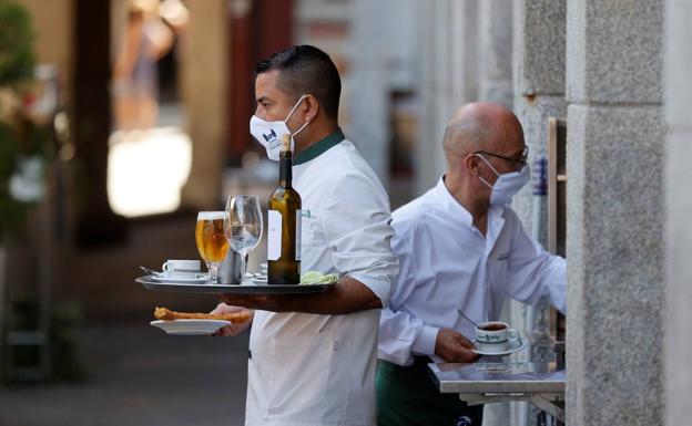 La relación del cliente con el camarero, entre la complicidad y el desprecio