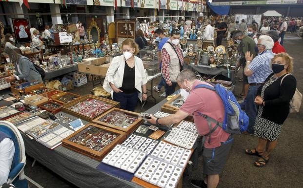 Expositores de cuatro países llenan de antigüedades el Mercado de Ganados