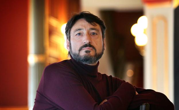 El actor Carmelo Gómez representa este sábado en Ajo la obra 'A vueltas con Lorca'