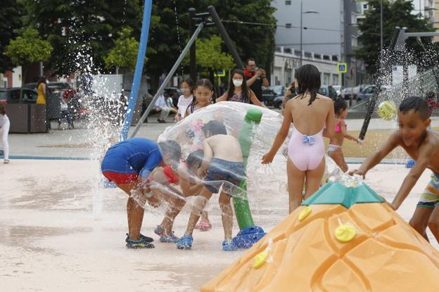 A falta de piscinas al aire libre, la ciudad inaugura el parque del agua de La Llama