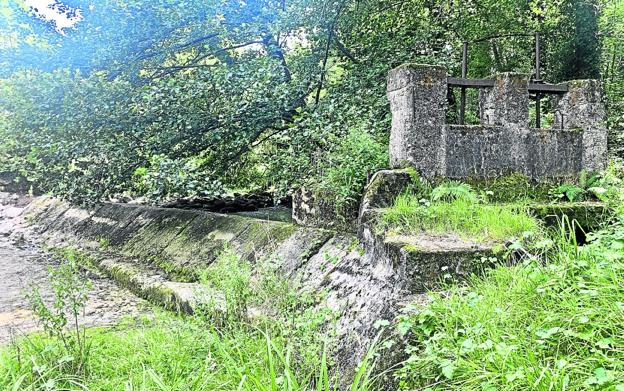 Medio Ambiente paraliza un mes la demolición de la presa de Molledo