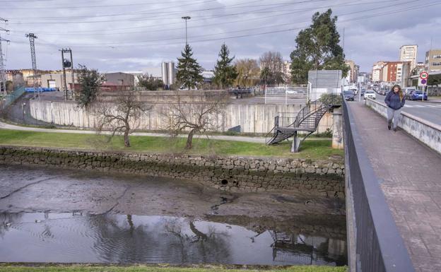 El Gobierno estudia colaborar en la descontaminación de la ría del Carmen