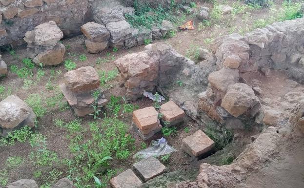 La suciedad y la maleza invaden las ruinas romanas del cementerio del Alto Maliaño