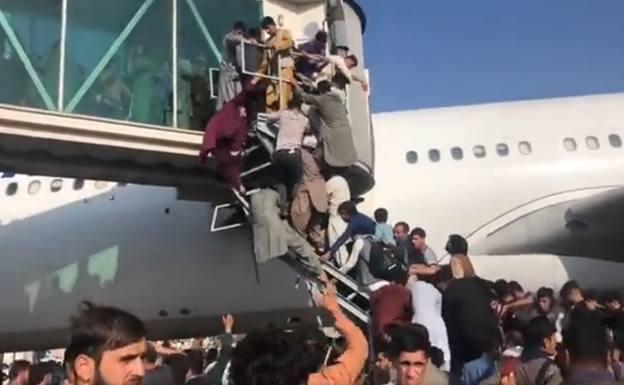 Escenas de pánico entre la multitud que se agolpa en el aeropuerto de Kabul para huir de los talibanes