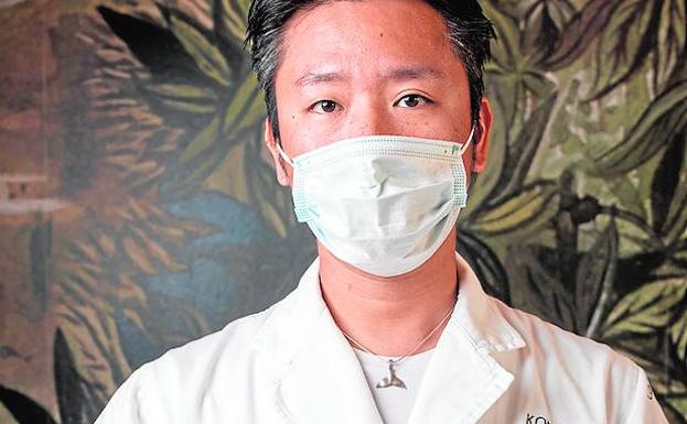 El chef japonés Kosei Takakura nos muestra su técnica para curar pescados para sushi