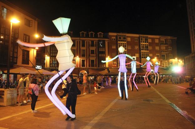 Los pasacalles animan la ciudad en fiestas