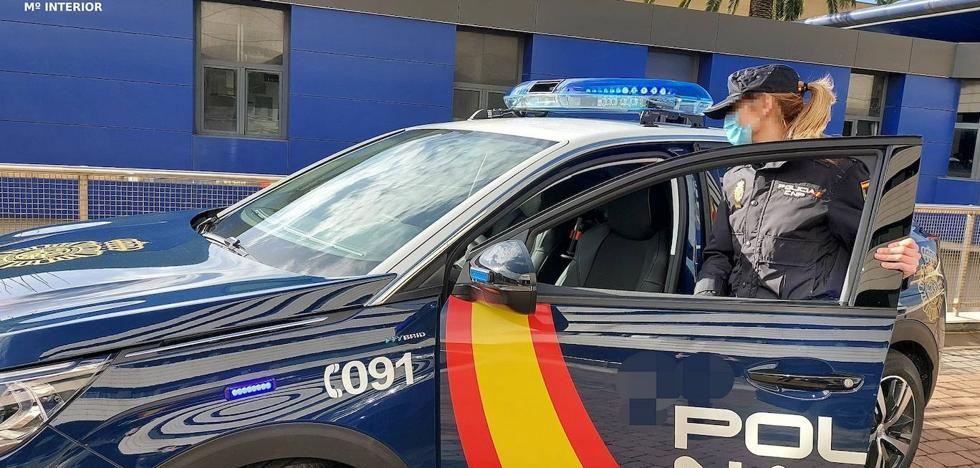 Un hombre ebrio roba una cerveza en una tienda del centro y agrede al dependiente y a los policías que lo detuvieron - Vimarsana News