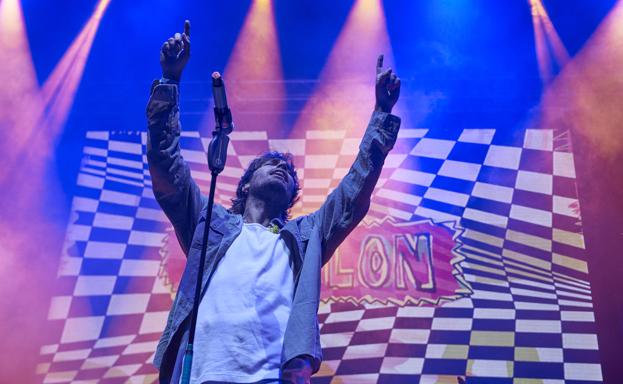 Marlon llena el escenario de La Lechera 'Con uñas y dientes'