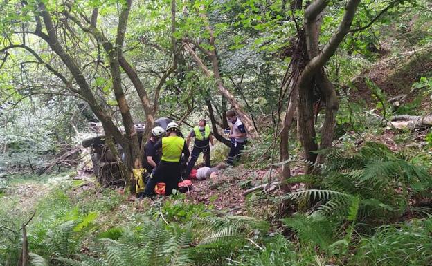 Heridos graves dos jóvenes al salirse su todoterreno de una pista forestal de Liébana y caer por un terraplén