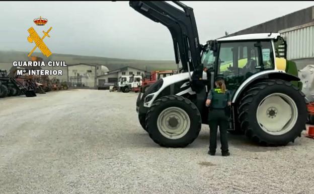 Investigado un «famoso estafador» de Cantabria por la compra fraudulenta de dos tractores en Asturias