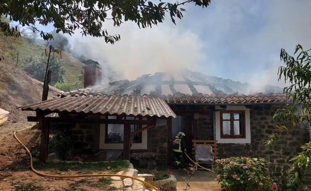 Una vivienda de Lon queda totalmente calcinada en un incendio