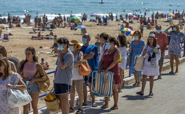 El buen tiempo llena este viernes las playas en Cantabria