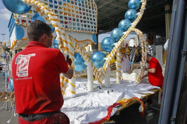 Ocho carrozas participan desde hoy en la muestra que sustituye a la Gala Floral