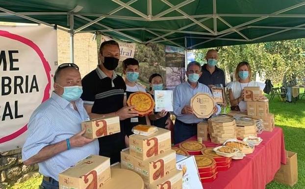 El mercado agroalimentario de Puente Viesgo 'inunda' el paseo de la Estación