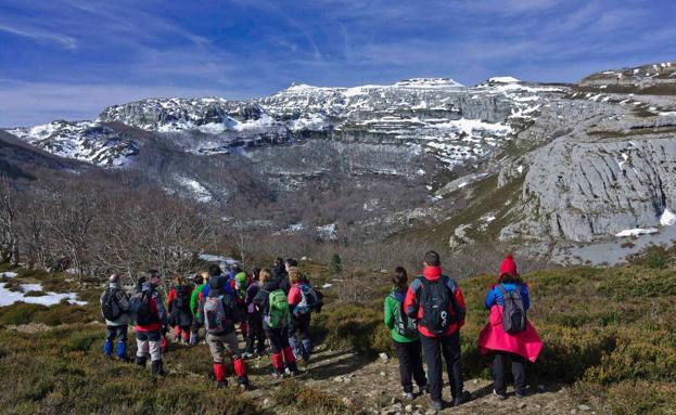 Editada la 'Guía de senderismo y turismo activo de la Cantabria oriental rural'