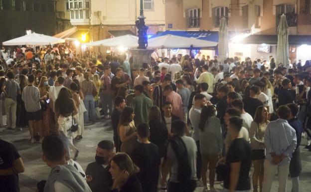 Las fuerzas de seguridad dispersan grupos multitudinarios en el centro de Santander a las tres de la madrugada