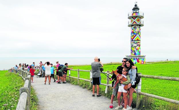 El faro de Ajo, un imán para los turistas