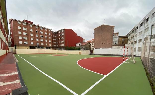 La pista deportiva del Colegio Miguel Hernández, en Castro, luce nuevo pavimento