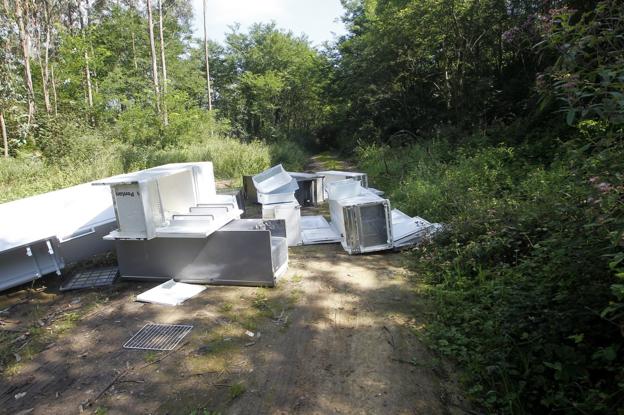 Un vertedero ilegal de frigoríficos bloquea un camino en La Montaña