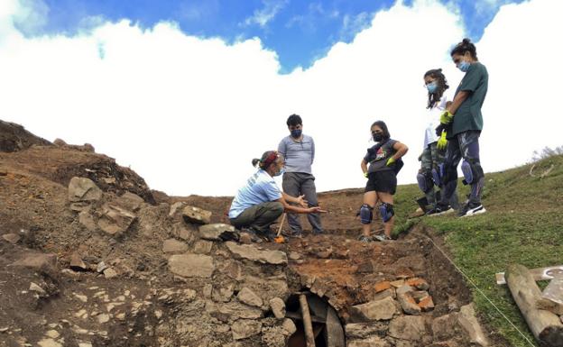 Las excavaciones sacan a la luz una tejera del siglo pasado en San Miguel de Aguayo