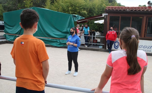 La Concha de Villaescusa continúa su programa de difusión de los bolos con su primer concurso femenino