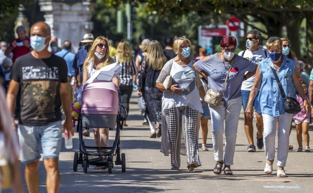 La mascarilla prevalece en el entorno urbano y se relaja en la zona litoral