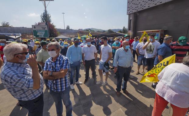 Los ganaderos regalan leche para denunciar que su situación es «límite»