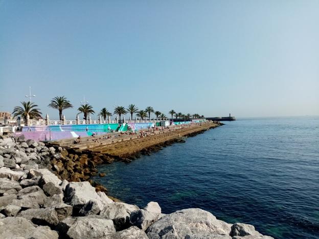 El solárium de Castro, una piscina abierta al mar