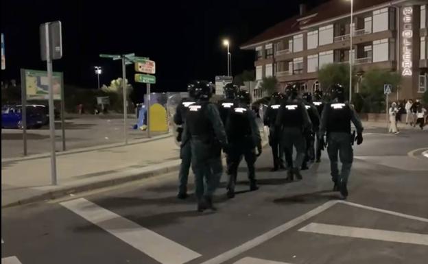 Un botellón con 2.000 personas en Noja deja 18 detenidos, varios heridos y cargas policiales