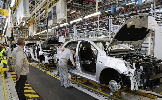 Renault se suma a los paros del sector automovilístico por la falta de componentes