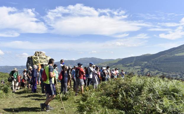 Un centenar de personas participa en la ruta antieólica por el Valle de Toranzo