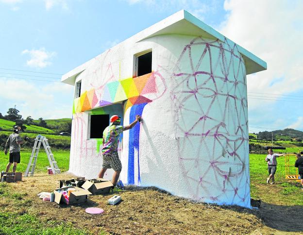 La geometría multicolor de Okuda da una «nueva vida» a los silos ganaderos de Ajo