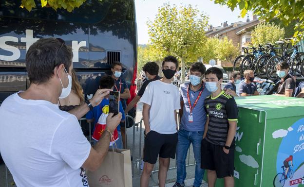 Ventura Díaz recibe la Medalla de Honor al Mérito Deportivo en la meta de La Vuelta