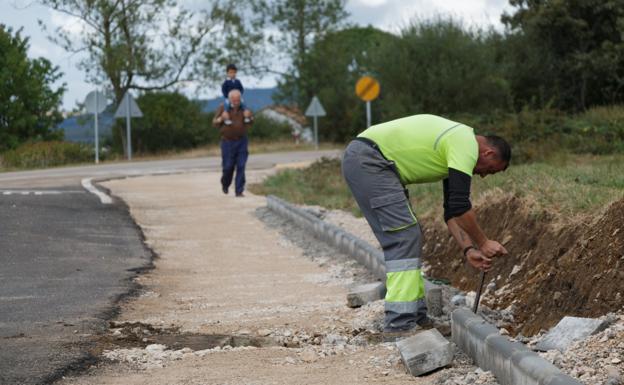 Avanza la construcción de la senda peatonal en la orilla norte del pantano del Ebro