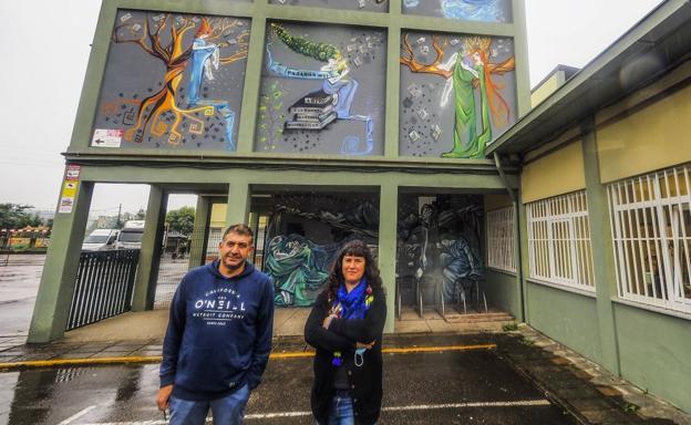 El IES Besaya inicia su 50 aniversario con el pintado de un mural en la fachada