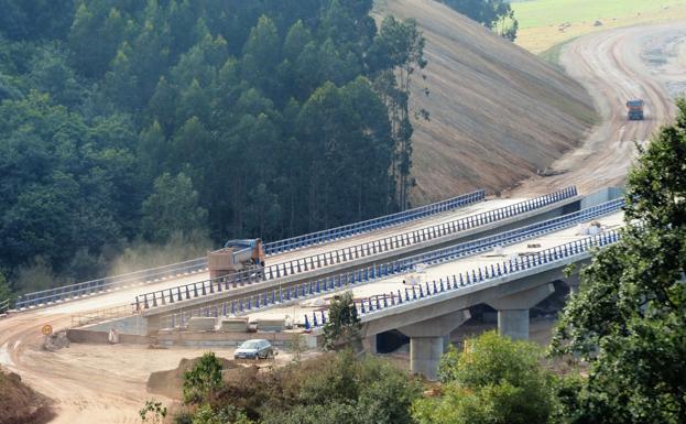 Las principales estructuras del nuevo tramo de la autovía de Torrelavega ya están terminadas