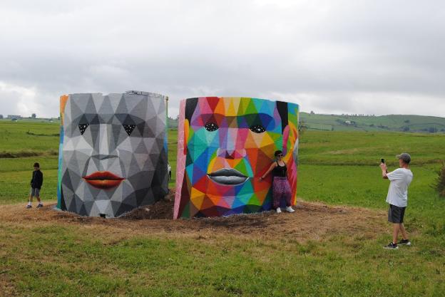 Los silos de Ajo, convertidos en caras multicolores, ya atraen a los visitantes