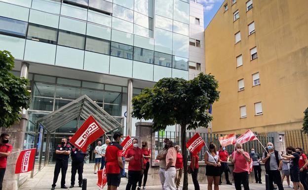 Los trajadores de los centros de interpretación denuncian ante el Gobierno su «incierto» futuro